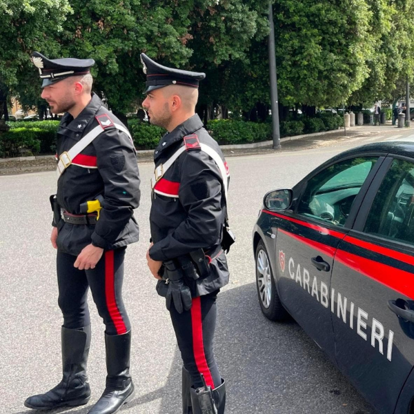 Ieri sera alla stazione di Subbiano, un uomo è stato sorpreso a malmenare una donna; i due, una volta intervenuti i carabinieri, li hanno aggrediti.