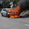 Auto in fiamme in via Chiarini, incendio bloccato, ma viabilità bloccata