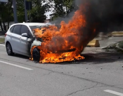 Auto in fiamme in via Chiarini, incendio bloccato, ma viabilità bloccata