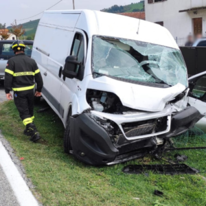 Stamani un furgone è finito fuori strada in via Galileo Ferraris. Il conducente è stato trasportato in ospedale in codice 3. 