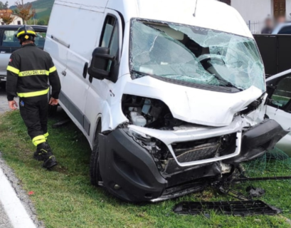 Stamani un furgone è finito fuori strada in via Galileo Ferraris. Il conducente è stato trasportato in ospedale in codice 3. 