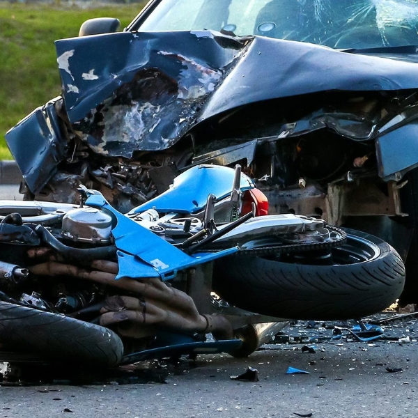 Ieri sera, si è verificato un incidente tra un auto e una moto