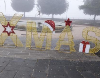 Scoppia la polemica per un addobbo natalizio che riporta la scritta “Xmas”, considerata da alcuni fraintendibile. 