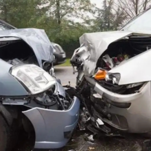 Ieri pomeriggio è avvenuto uno scontro tra due auto in via Senese Aretina. Un uomo di ottant’anni è rimasto ferito. 