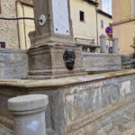 Sono stati individuati i vandali che hanno deturpato la fontana di San Francesco: si tratta di tre ragazzi minorenni residenti a Sansepolcro. 