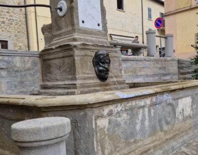 Sono stati individuati i vandali che hanno deturpato la fontana di San Francesco: si tratta di tre ragazzi minorenni residenti a Sansepolcro. 