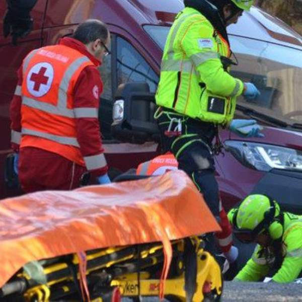 Ieri mattina un uomo di quarant’anni è stato coinvolto in un incidente sul lavoro: è precipitato da un tetto all'altezza di 4 metri. 