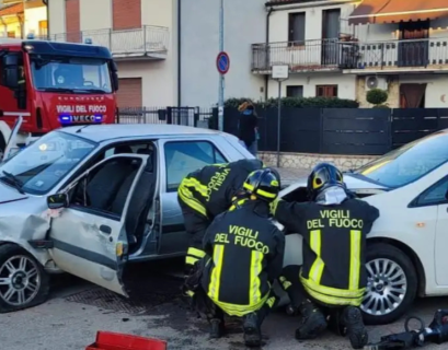 Oggi pomeriggio, in viale Fratelli Rosselli, si è verificato uno scontro tra due auto. Tre persone sono rimaste ferite. 