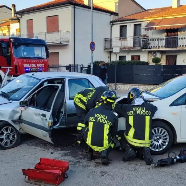 Oggi pomeriggio, in viale Fratelli Rosselli, si è verificato uno scontro tra due auto. Tre persone sono rimaste ferite. 